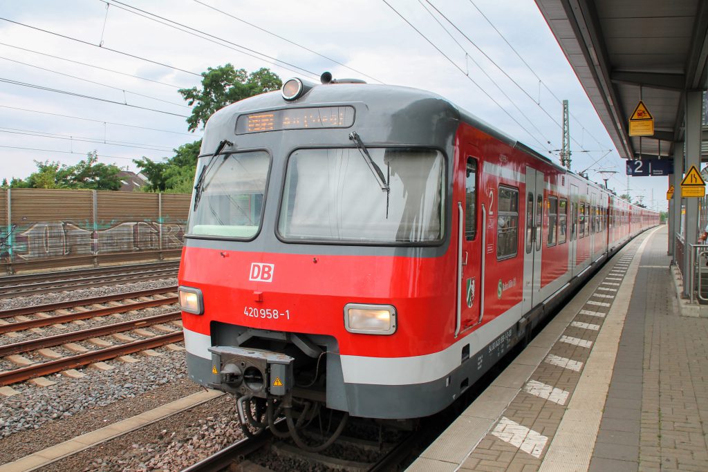 420 458 erreicht den Bahnhof Spich auf der Siegstrecke, aufgenommen am 11.08.2016.