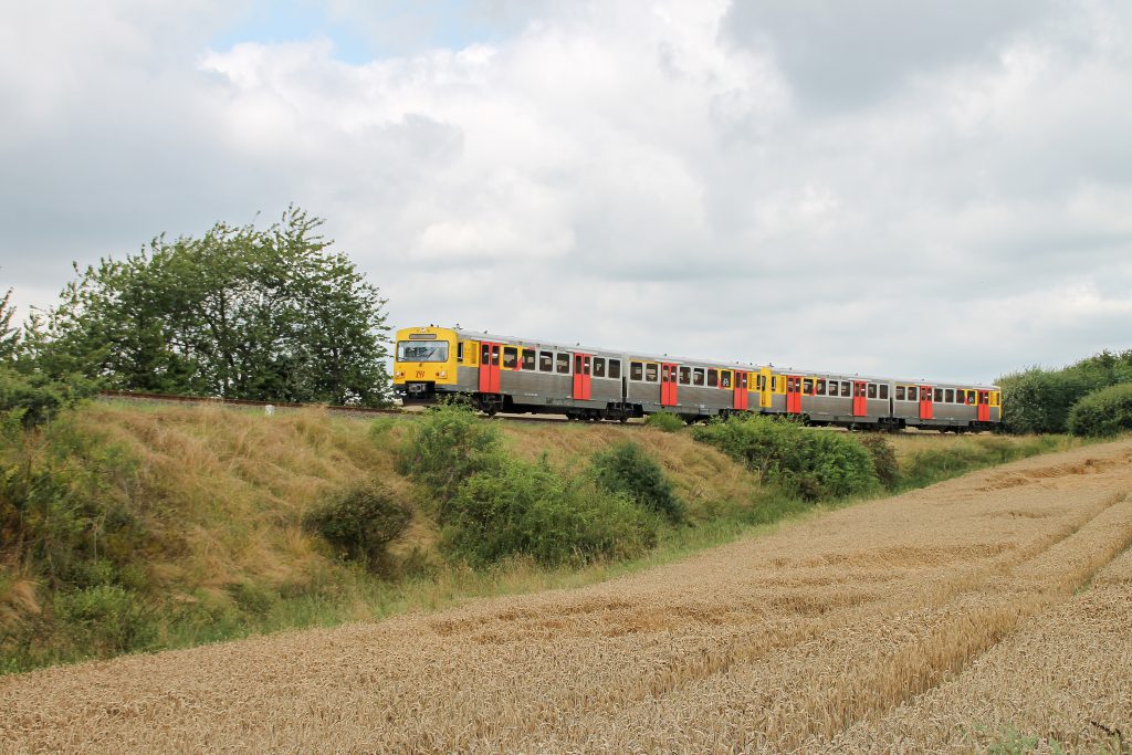 Zwei VT2E der HLB verlassen den Bahnhof Grävenwiesbach auf der Taunusbahn, aufgenommen am 05.08.2016.