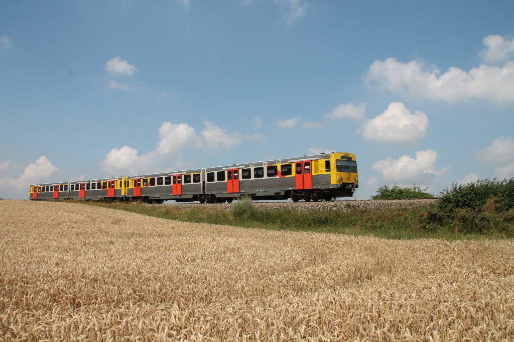 Ein VT2E der HLB an den Kornfeldern bei Wehrheim auf der Taunusbahn, aufgenommen am 27.07.2016.