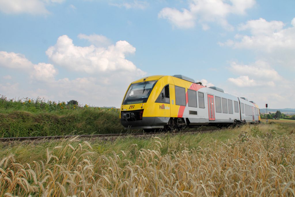 Ein LINT der HLB zwischen Sonnenblumen und Kornfeldern bei Wehrheim auf der Taunusbahn, aufgenommen am 27.07.2016.