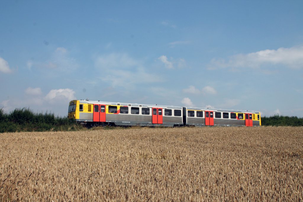 Ein VT2E der HLB zwischen den Kornfeldern bei Usingen auf der Taunusbahn, aufgenommen am 27.07.2016.