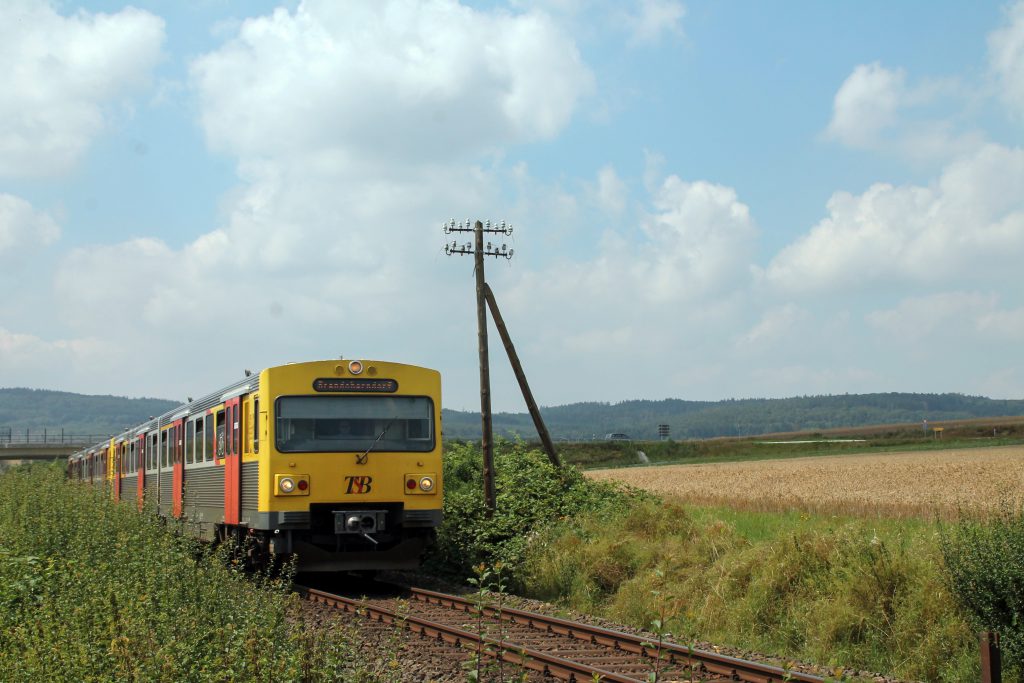 Ein VT2E der HLB an einem alten Telegrafenmast zwischen Neu Ansbach und Usingen, aufgenommen am 27.07.2016.