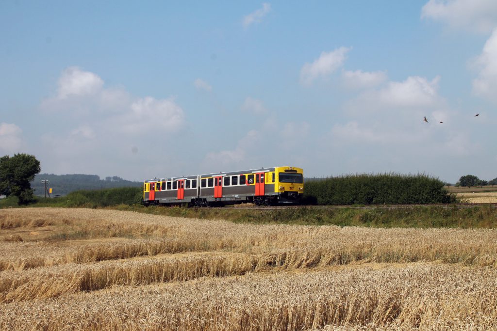 Ein VT2E der HLB zwischen Neu Ansbach und Usingen auf der Taunusbahn, aufgenommen am 27.07.2016.