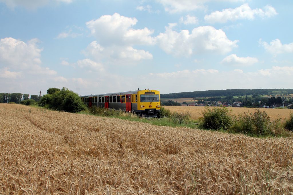 Ein VT2E der HLB zwischen den Kornfeldern bei Westerfeld auf der Taunusbahn, aufgenommen am 27.07.2016.