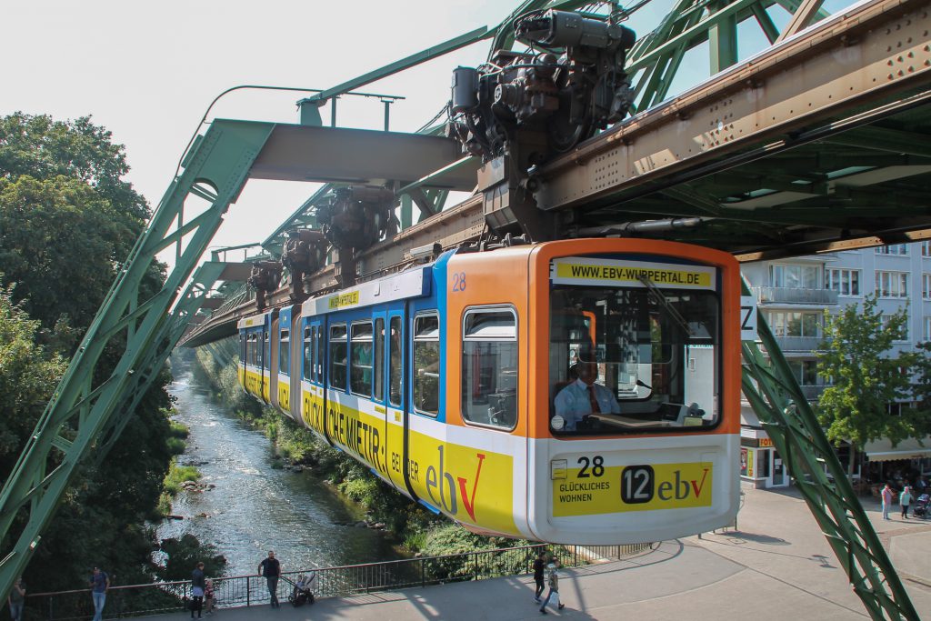 GTW 28 der Wuppertaler Schwebebahn kurz vor Wuppertal-Oberbarmen, aufgenommen am 13.08.2016.