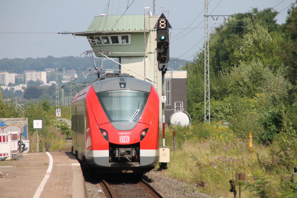 1440 323 verlässt Wuppertal-Vohwinkel, aufgenommen am 13.08.2016.