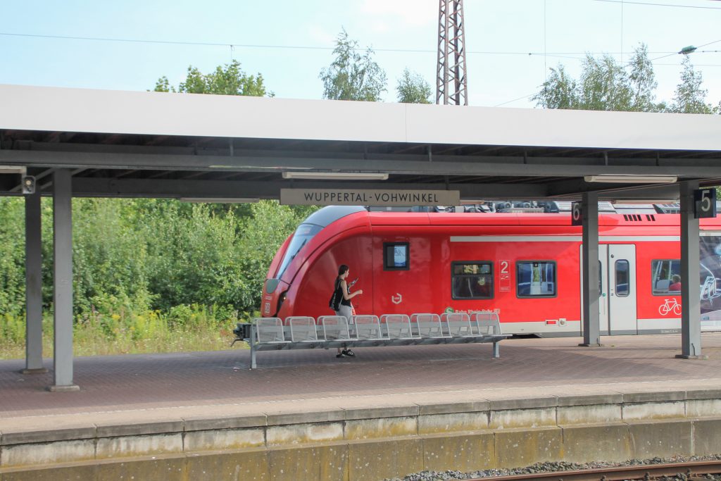 Ein 1440 fährt in Wuppertal-Vohwinkel ein, aufgenommen am 13.08.2016.