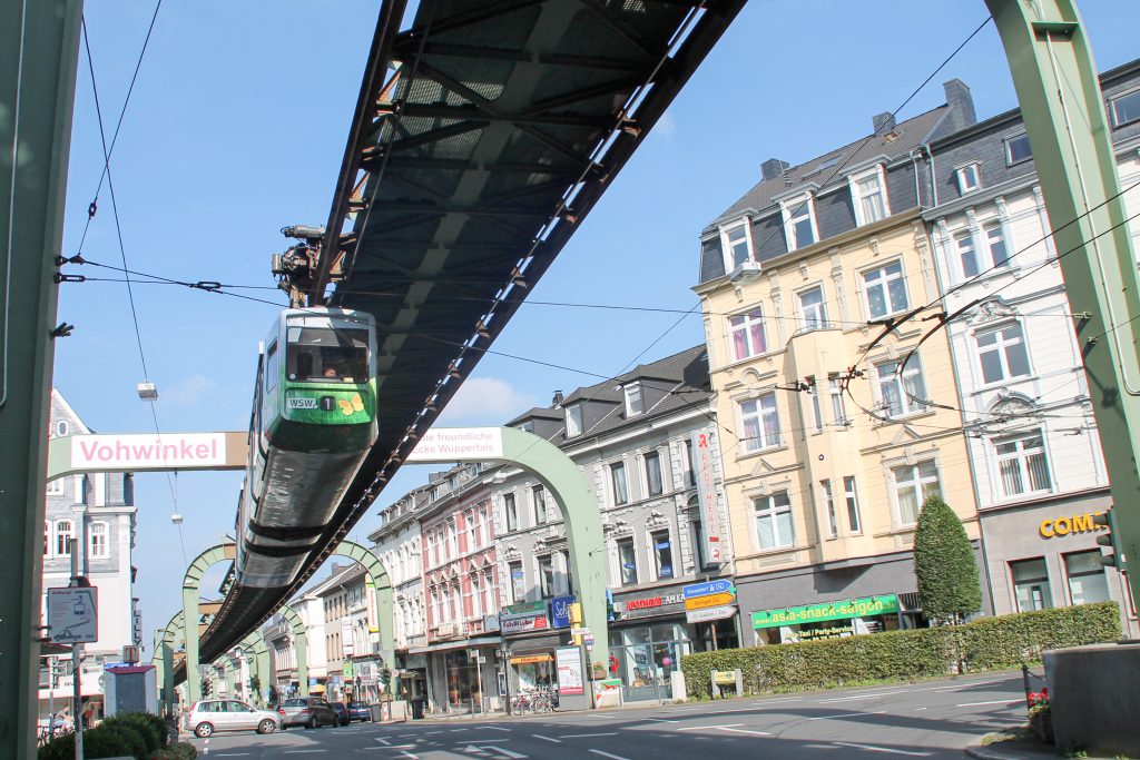 GTW 1 der Wuppertaler Schwebebahn kurz vor Wuppertal-Vohwinkel, aufgenommen am 13.08.2016.