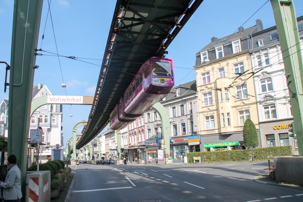 GTW 12 der Wuppertaler Schwebebahn verlässt Wuppertal-Vohwinkel, aufgenommen am 13.08.2016.