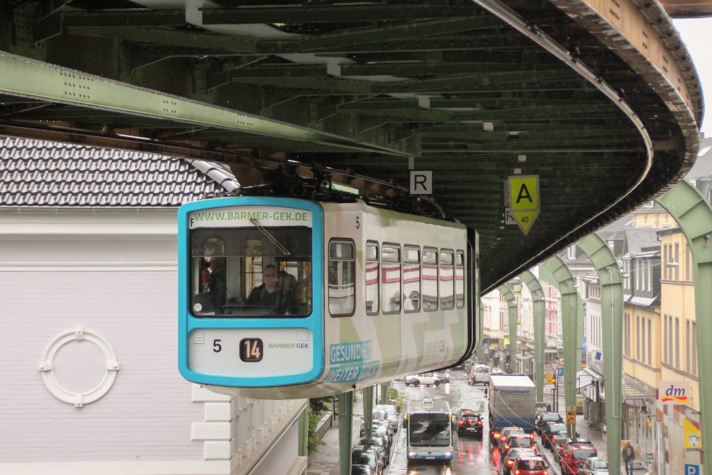 GTW 5 der Wuppertaler Schwebebahn kurz vor der Station Vohwinkel, aufgenommen am 11.08.2016.