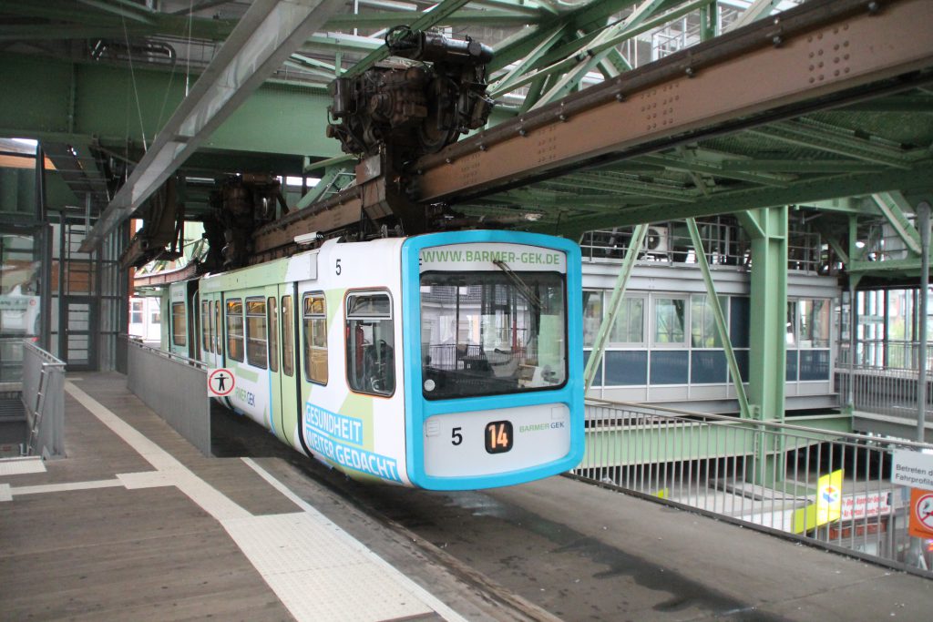 GTW 5 der Wuppertaler Schwebebahn in der Station Vohwinkel, aufgenommen am 11.08.2016.