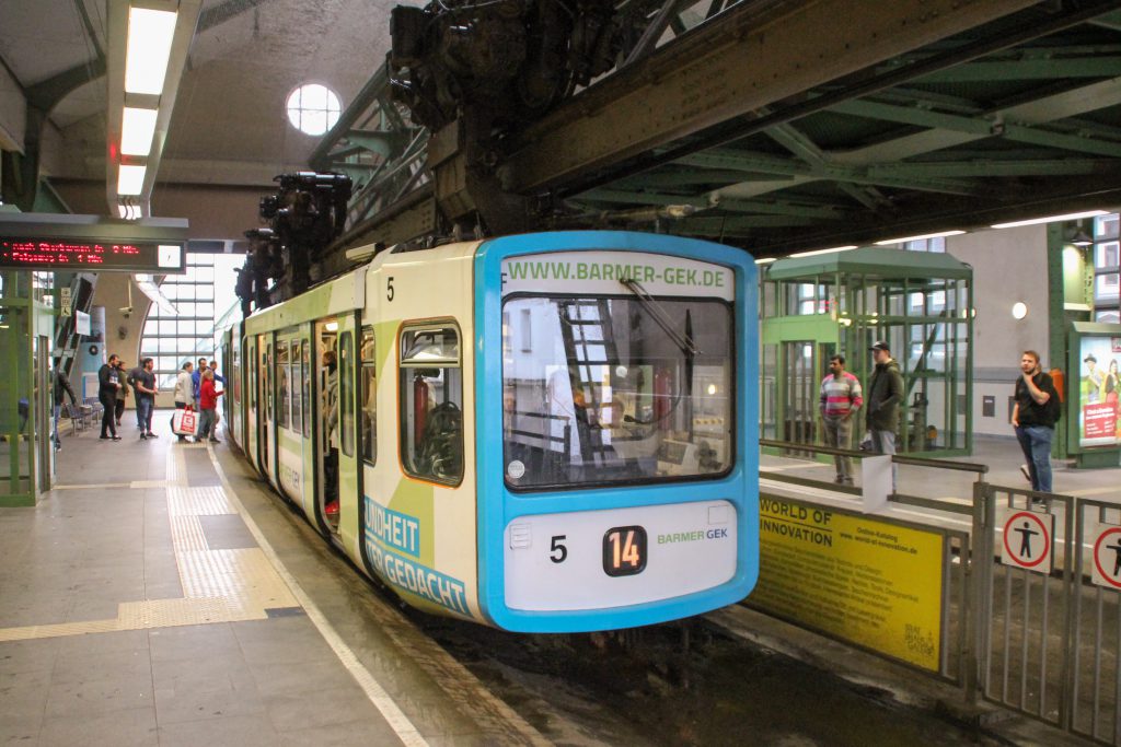 GTW 5 der Wuppertaler Schwebebahn in der Station Hauptbahnhof, aufgenommen am 11.08.2016.