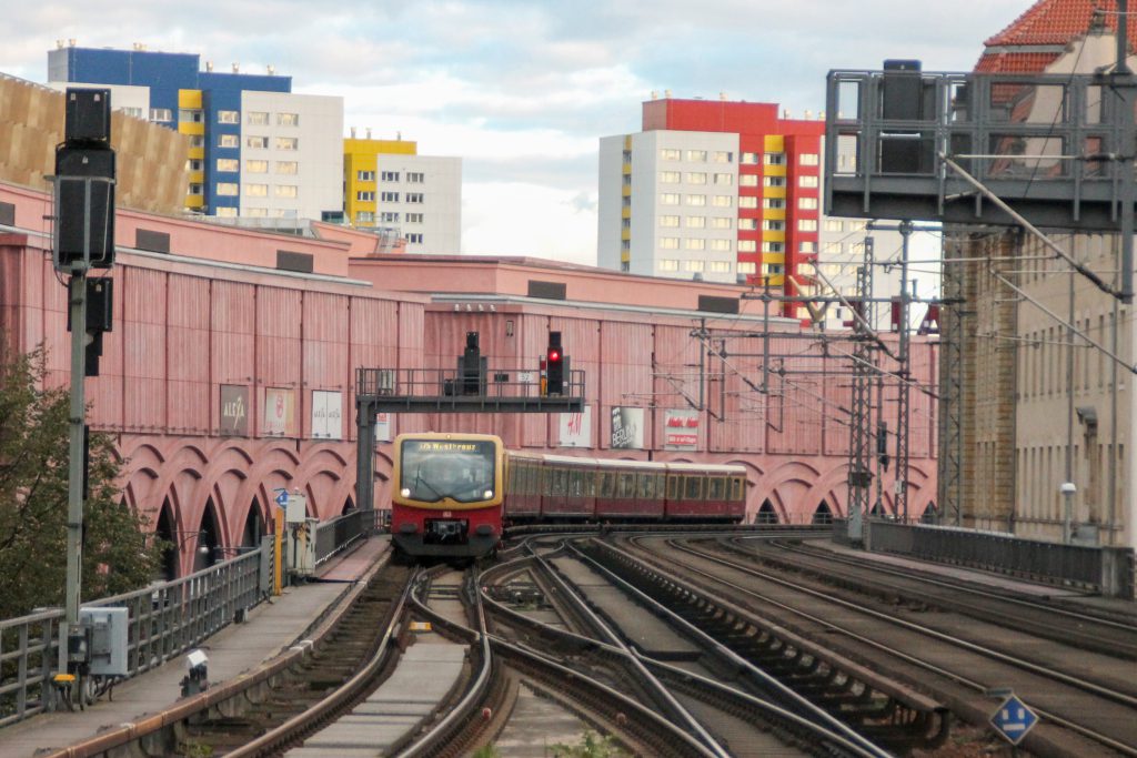 Eine S-Bahn der Baureihe 481 kurz vor dem Bahnhof Berlin-Alexanderplatz ein, aufgenommen am 04.10.2016.