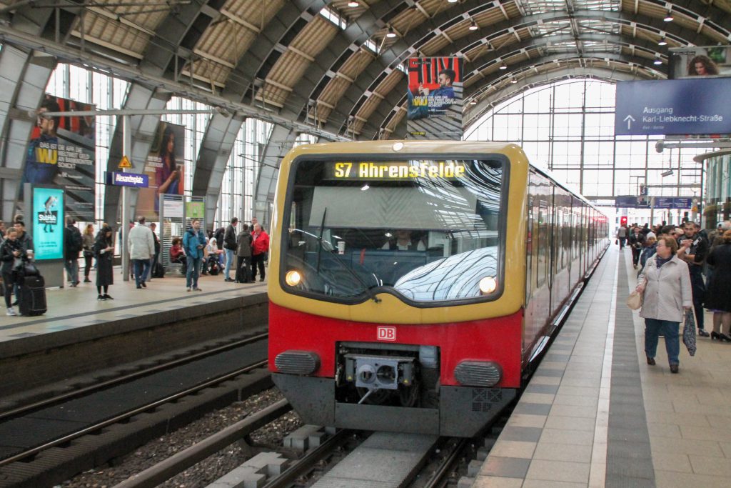 Eine S-Bahn der Baureihe 481 hält im Bahnhof Berlin-Alexanderplatz, aufgenommen am 04.10.2016.