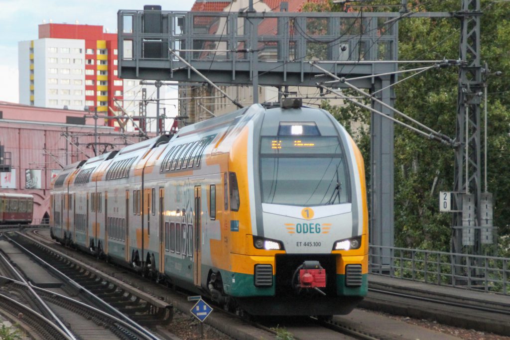 445 100 der ODEG fährt in den Bahnhof Berlin-Alexanderplatz ein, aufgenommen am 04.10.2016.