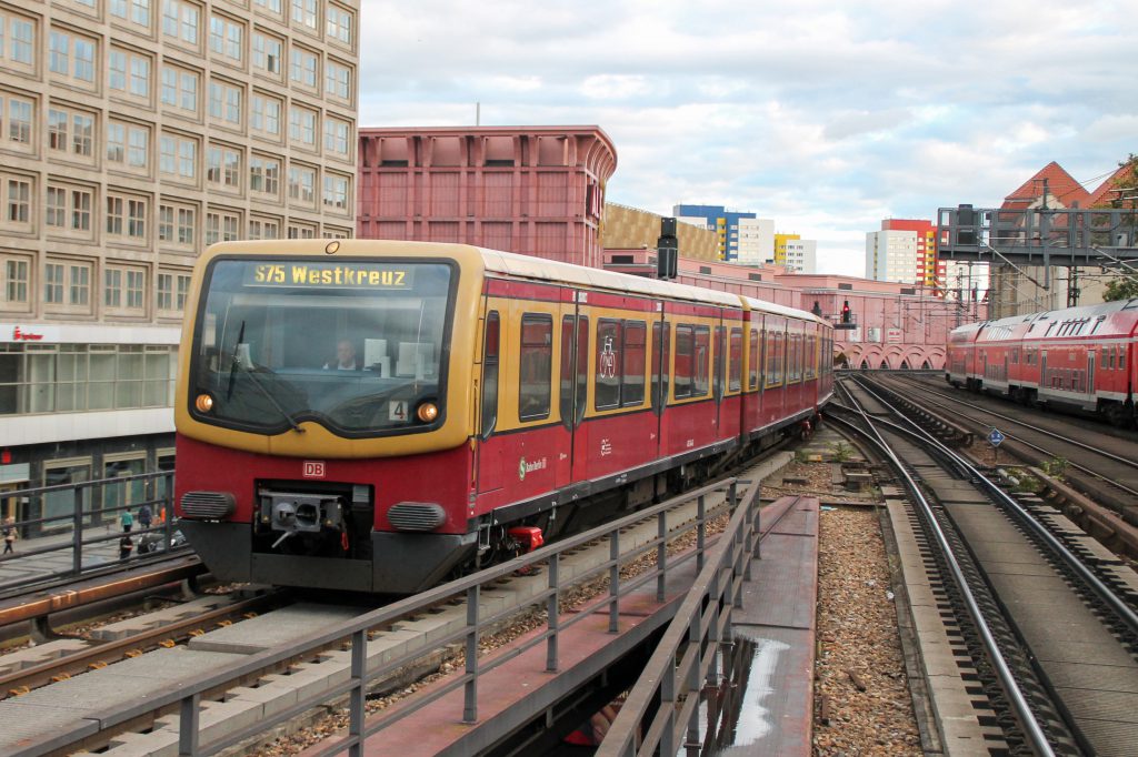 Eine S-Bahn der Baureihe 481 f盲hrt in den Bahnhof Berlin-Alexanderplatz ein, aufgenommen am 04.10.2016.