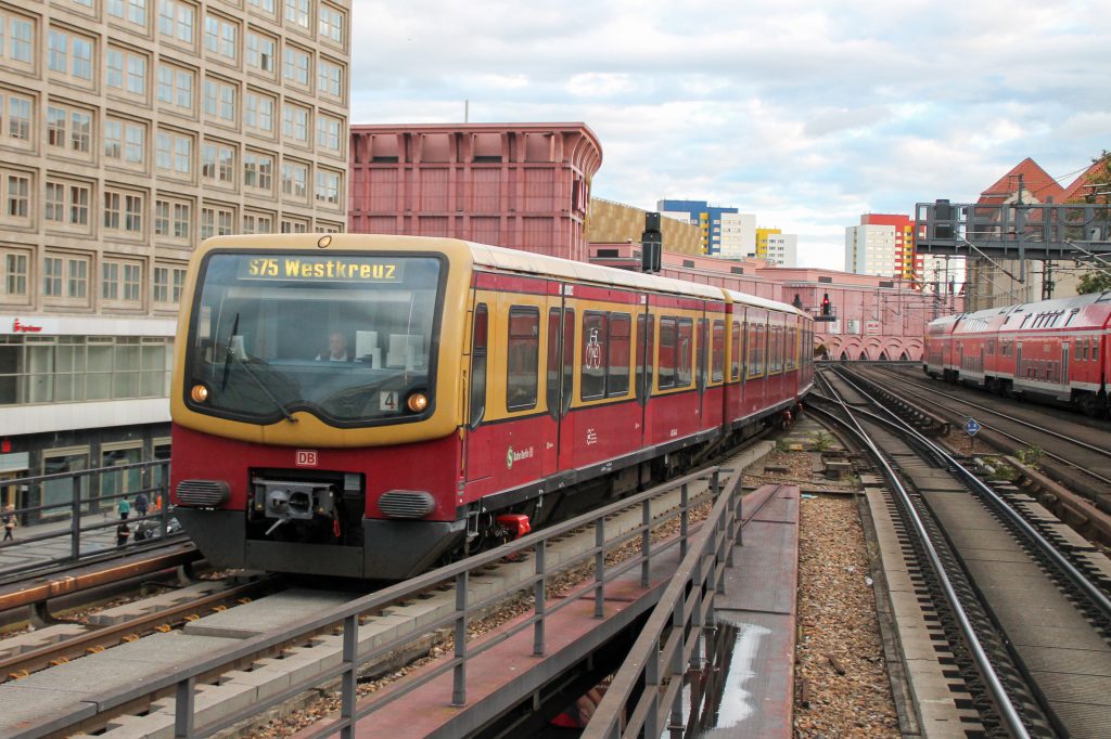 Eine S Bahn Der Baureihe 481 F hrt In Den Bahnhof Berlin Alexanderplatz 