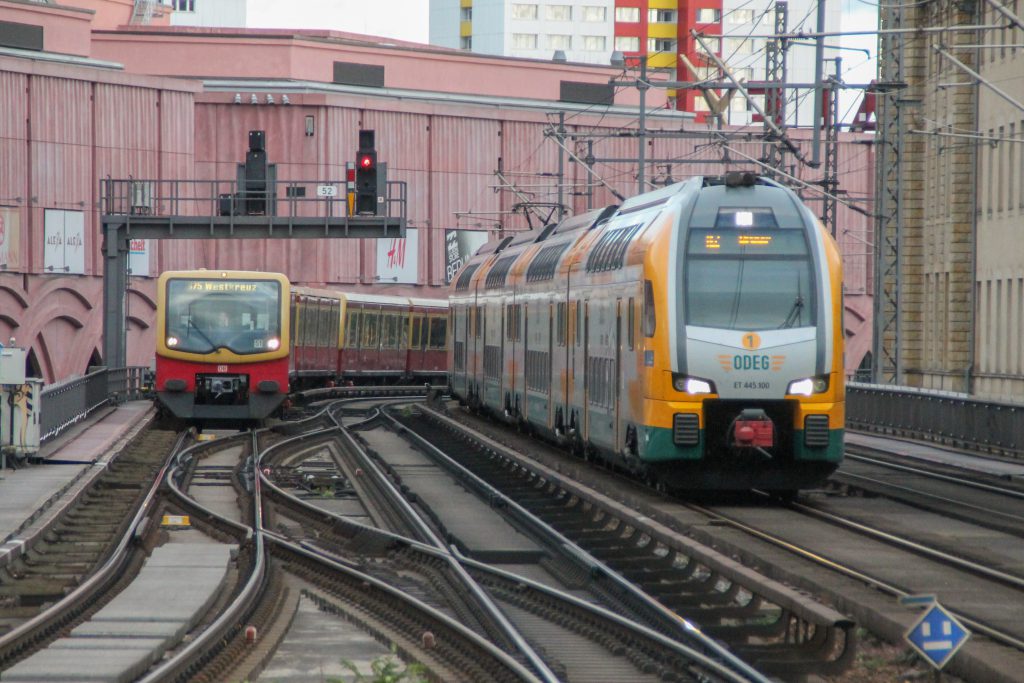 Eine S-Bahn der Baureihe 481 und 445 100 der ODEG fahren in den Bahnhof Berlin-Alexanderplatz ein, aufgenommen am 04.10.2016.