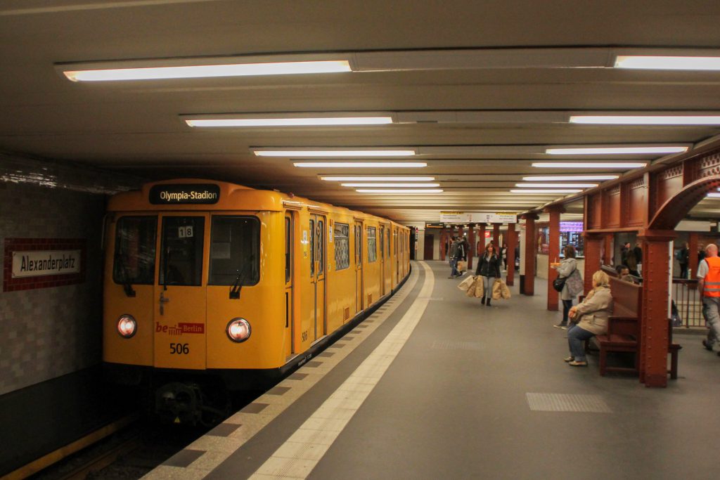 Eine U-Bahn der Baureihe A3 in der Station Berlin-Alexanderplatz, aufgenommen am 04.10.2016.