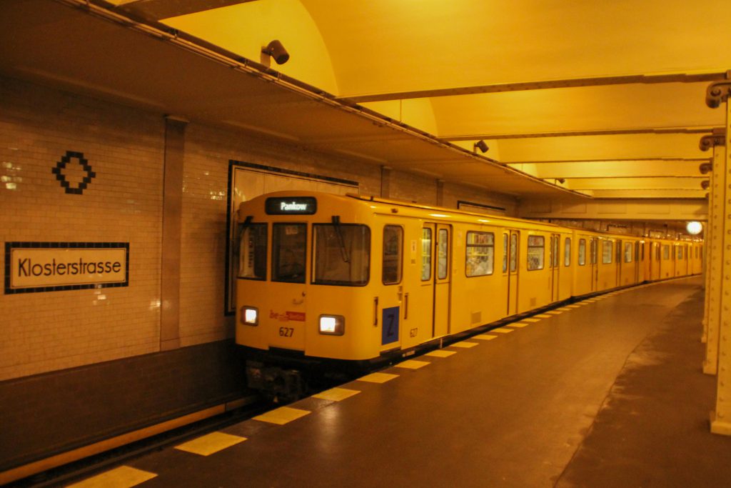 Eine U-Bahn der Baureihe A3 fährt in Berlin-Klosterstraße ein, aufgenommen am 06.10.2016.