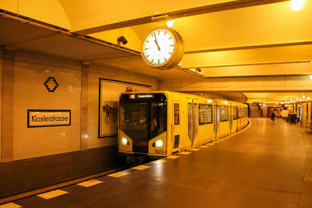 Eine U-Bahn der Baureihe HK fährt in Berlin-Klosterstraße ein, aufgenommen am 06.10.2016.