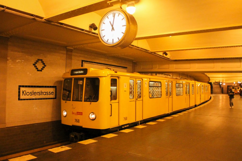 Eine U-Bahn der Baureihe A3 in Berlin-Klosterstraße, aufgenommen am 06.10.2016.