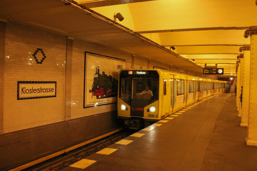 Eine U-Bahn der Baureihe HK in Berlin-Klosterstraße, aufgenommen am 06.10.2016.