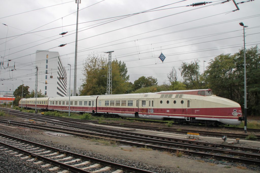 175 015 steht in Berlin-Lichtenberg, aufgenommen am 05.10.2016.