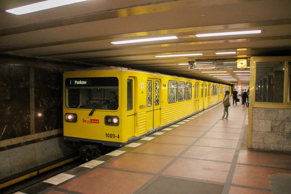 Eine U-Bahn der Baureihe G in der Station Berlin-Mohrenstrasse, aufgenommen am 04.10.2016.