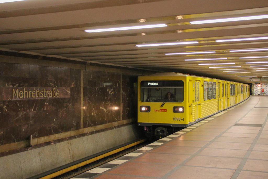 Eine U-Bahn der Baureihe G fährt in Berlin-Mohrenstraße ein, aufgenommen am 06.10.2016.