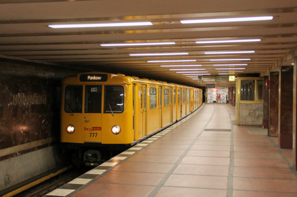 Eine U-Bahn der Baureihe A3 in der Station Berlin-Mohrenstraße, aufgenommen am 06.10.2016.