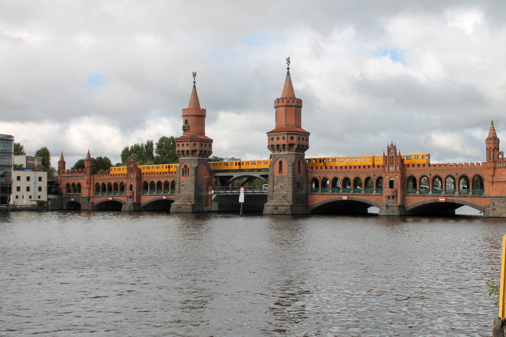 Eine U-Bahn der Baureihe A3 auf der Oberbaumbrücke in Berlin, aufgenommen am 05.10.2016.