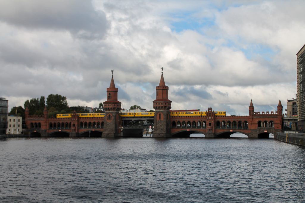 Eine U-Bahn der Baureihe G auf der Oberbaumbrücke in Berlin, aufgenommen am 05.10.2016.