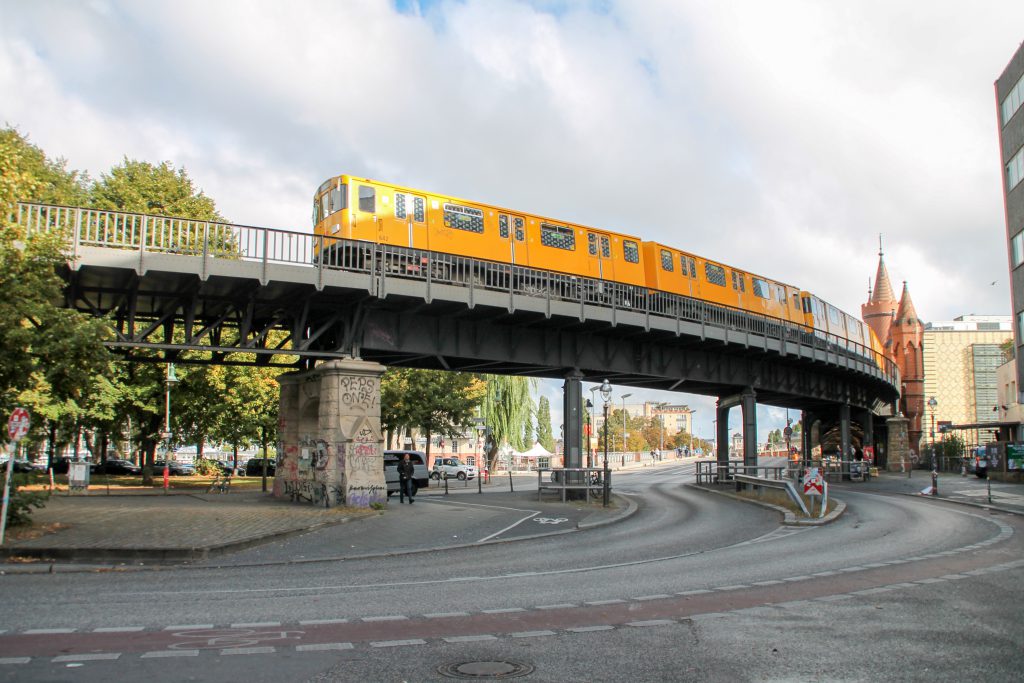 Eine U-Bahn der Baureihe A3 bei der Station Berlin-Schlesisches Tor, aufgenommen am 04.10.2016.