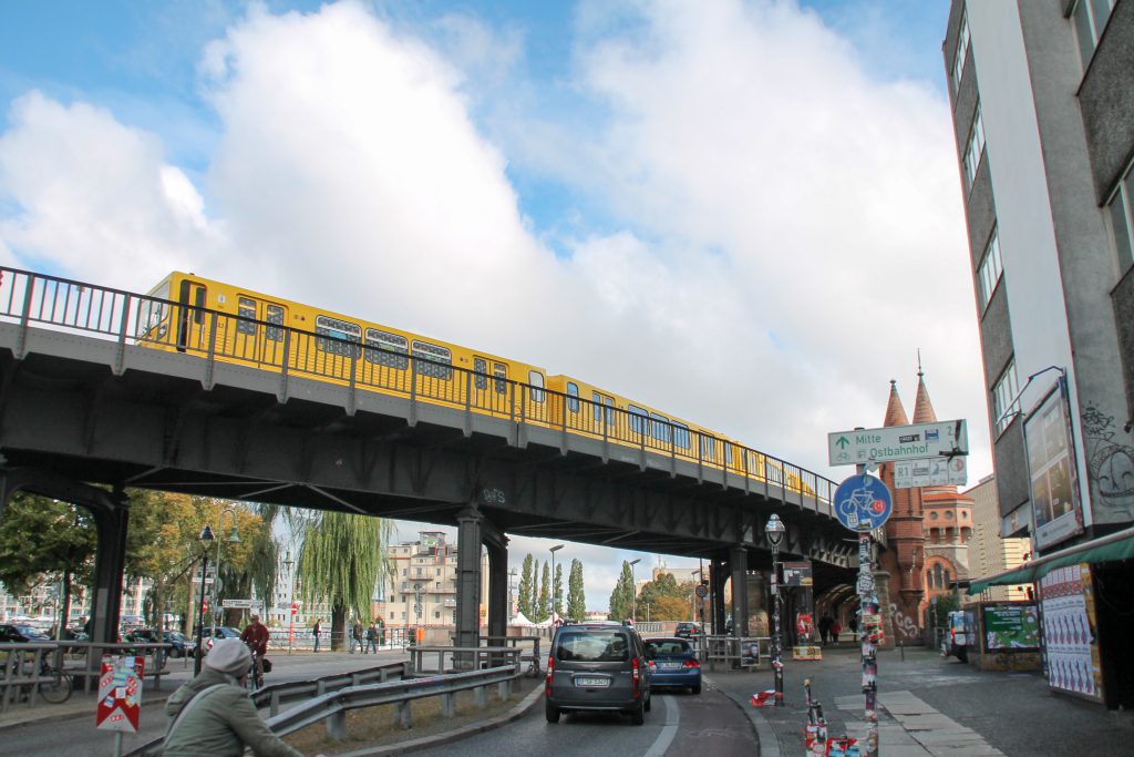 Eine U-Bahn der Baureihe G bei der Station Berlin-Schlesisches Tor, aufgenommen am 04.10.2016.