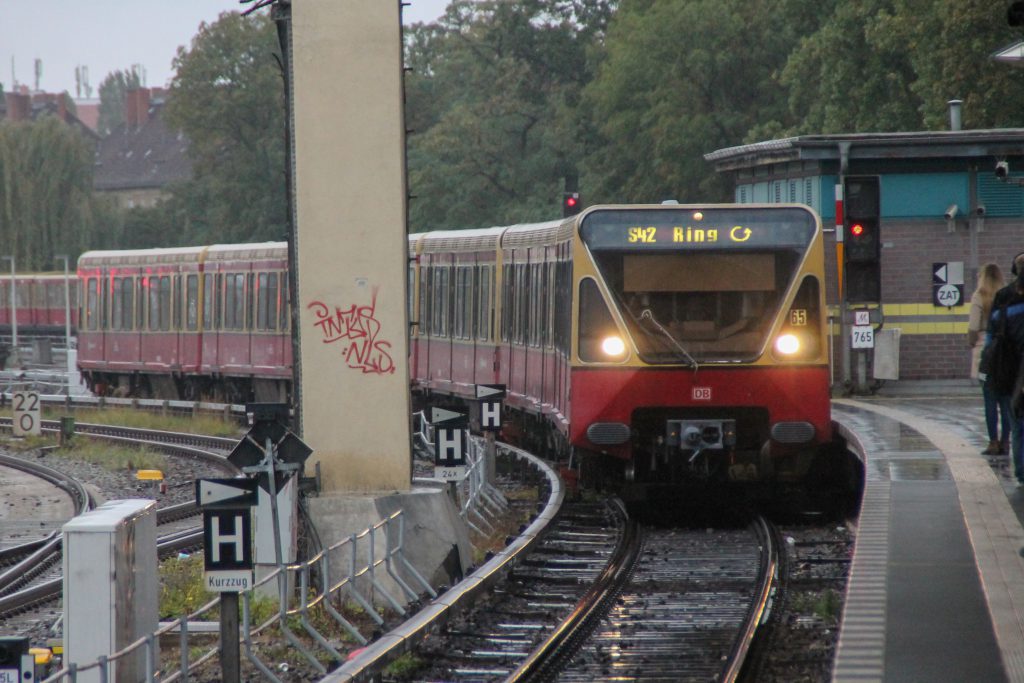 Eine S-Bahn der Baureihe 480 fährt in Berlin-Tempelhof ein, aufgenommen am 05.10.2016.