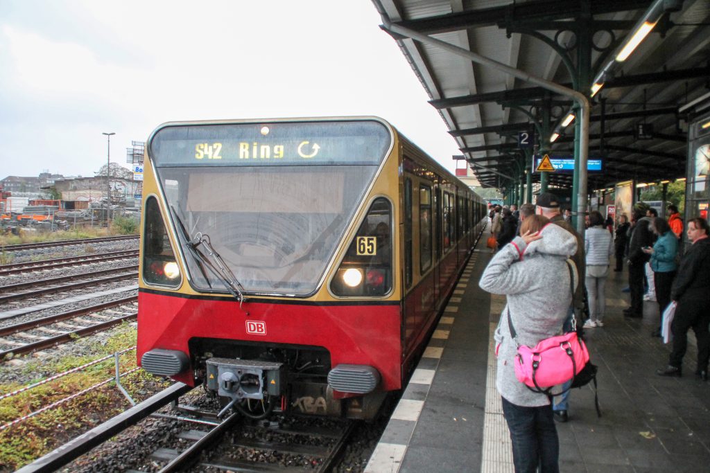 Eine S-Bahn der Baureihe 480 steht in Berlin-Tempelhof, aufgenommen am 05.10.2016.