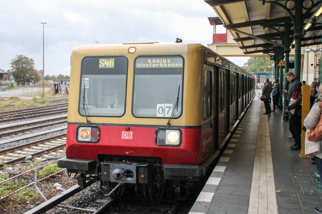 Eine S-Bahn der Baureihe 485 steht in Berlin-Tempelhof, aufgenommen am 05.10.2016.