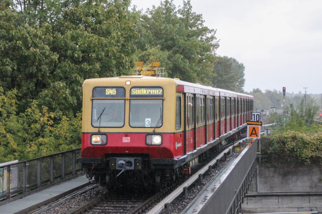 Eine S-Bahn der Baureihe 485 fährt in Berlin-Tempelhof ein, aufgenommen am 05.10.2016.