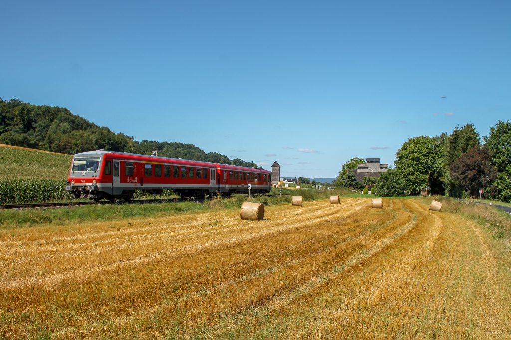 628 436 im Feld bei Niederwetter auf der Burgwaldbahn, aufgenommen am 17.08.2016.