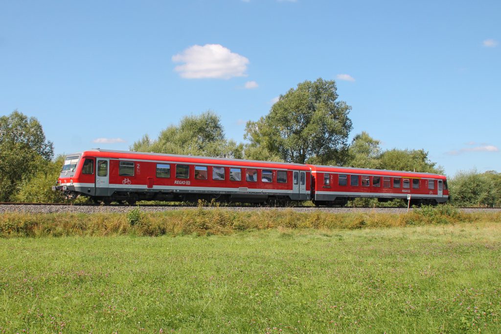 Ein 628 im Feld bei Todenhausen auf der Burgwaldbahn, aufgenommen am 17.08.2016.