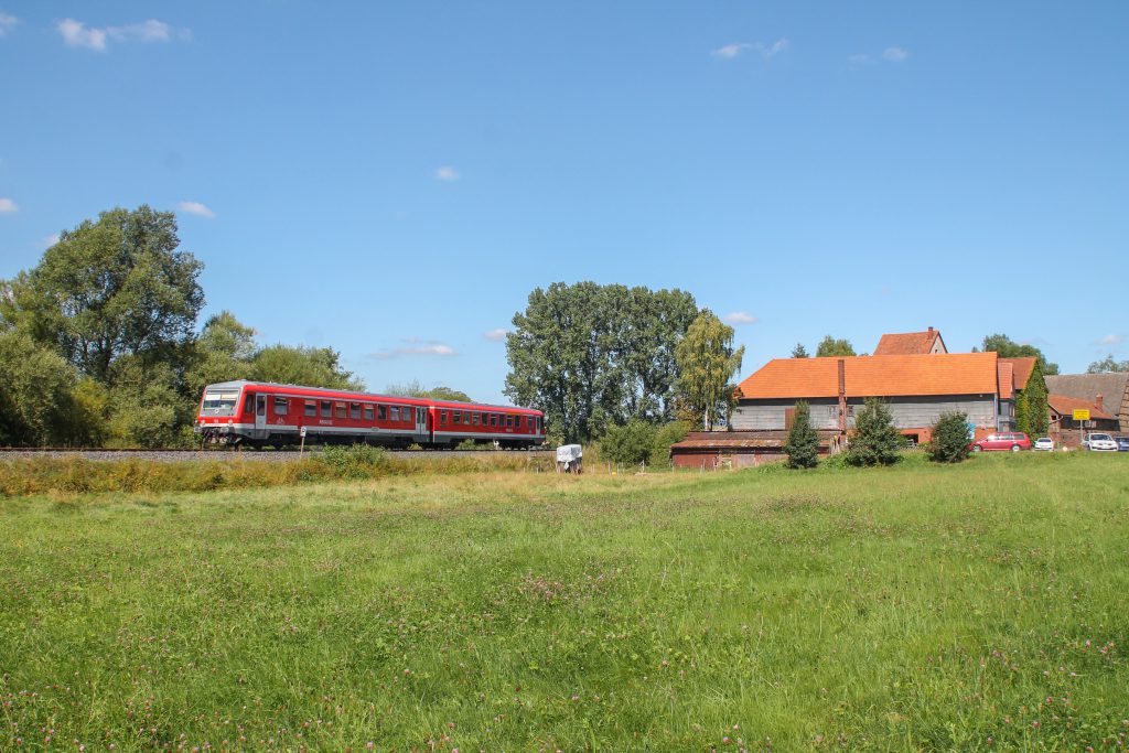 Ein 628 verlässt Todenhausen auf der Burgwaldbahn, aufgenommen am 17.08.2016.