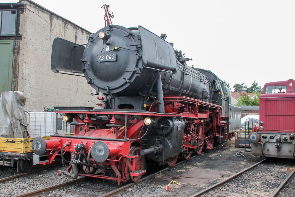 23 042 steht im Eisenbahnmuseum in Darmstadt-Kranichstein, aufgenommen am 17.09.2016.