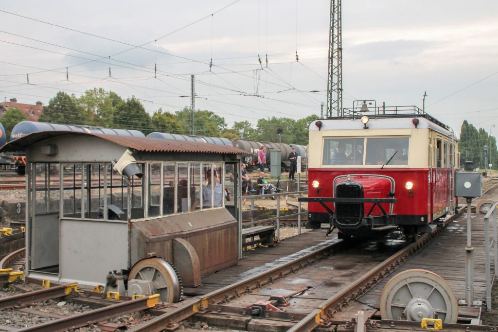 Ein wissmarer Schienenbus auf der Drehscheibe im Eisenbahnmuseum in Darmstadt-Kranichstein, aufgenommen am 17.09.2016.