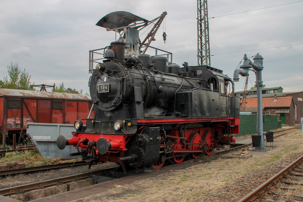 DME 184 an den Wasser- und Bekohlungskränen im Eisenbahnmuseum in Darmstadt-Kranichstein, aufgenommen am 17.09.2016.