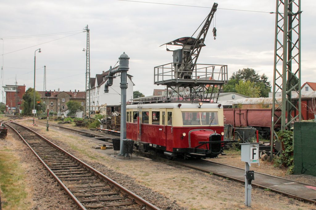 Ein Wissmarer Schienenbus an den Wasser- und Bekohlungskränen im Eisenbahnmuseum in Darmstadt-Kranichstein, aufgenommen am 17.09.2016.