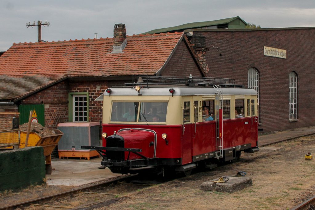 Ein Wissmarer Schienenbus neben dem Lokschuppen im Eisenbahnmuseum in Darmstadt-Kranichstein, aufgenommen am 17.09.2016.