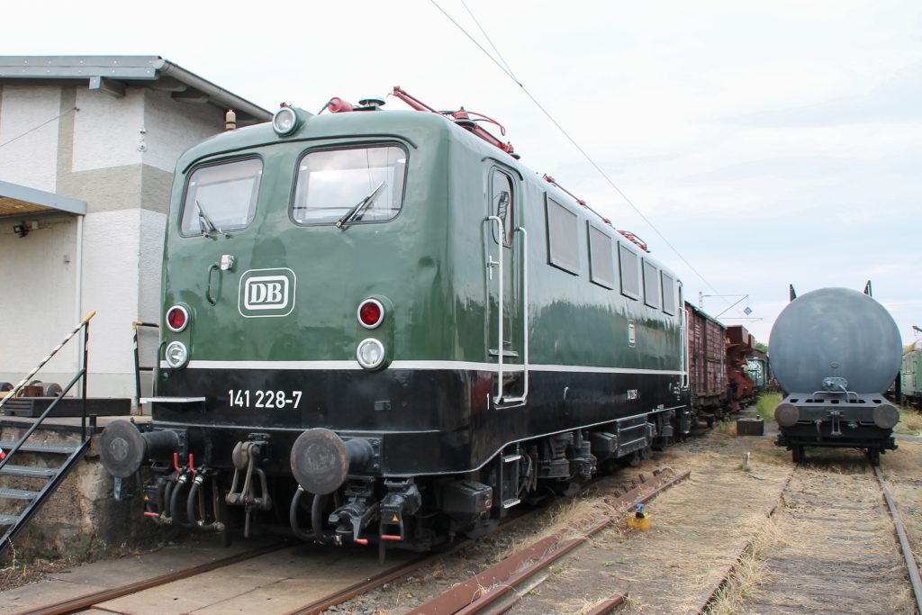 141 228 steht im Eisenbahnmuseum in Darmstadt-Kranichstein, aufgenommen am 17.09.2016.