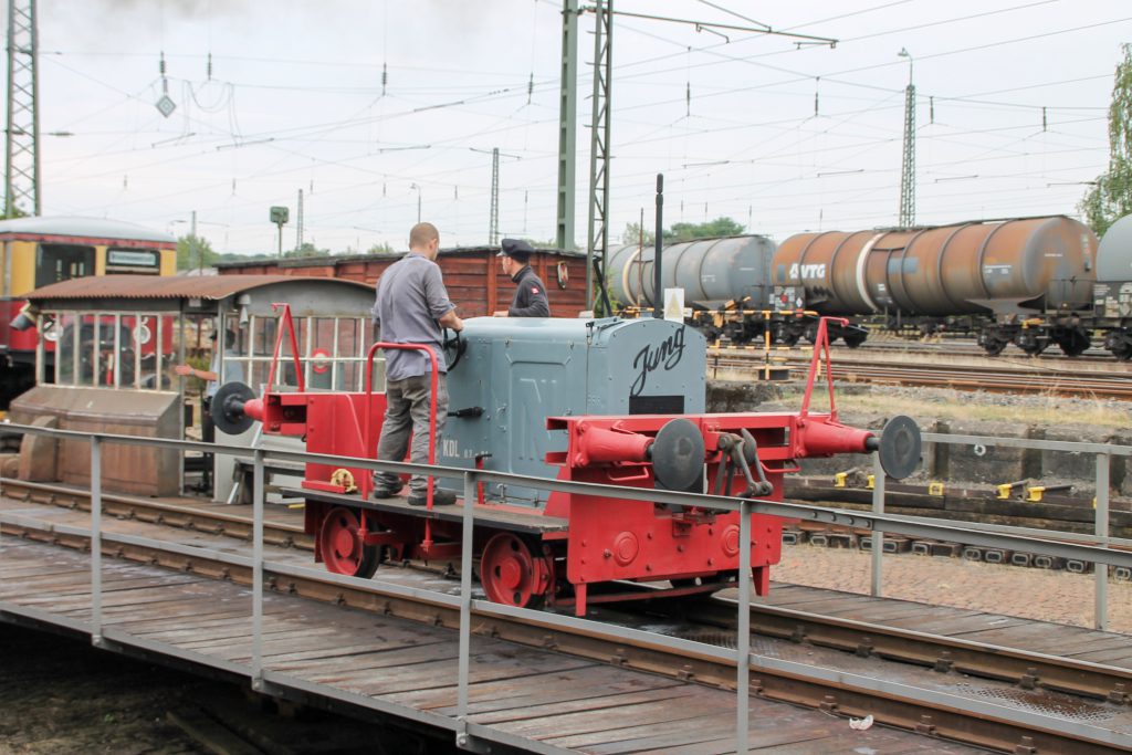 KDL 02-01 auf der Drehscheibe im Eisenbahnmuseum in Darmstadt-Kranichstein, aufgenommen am 17.09.2016.