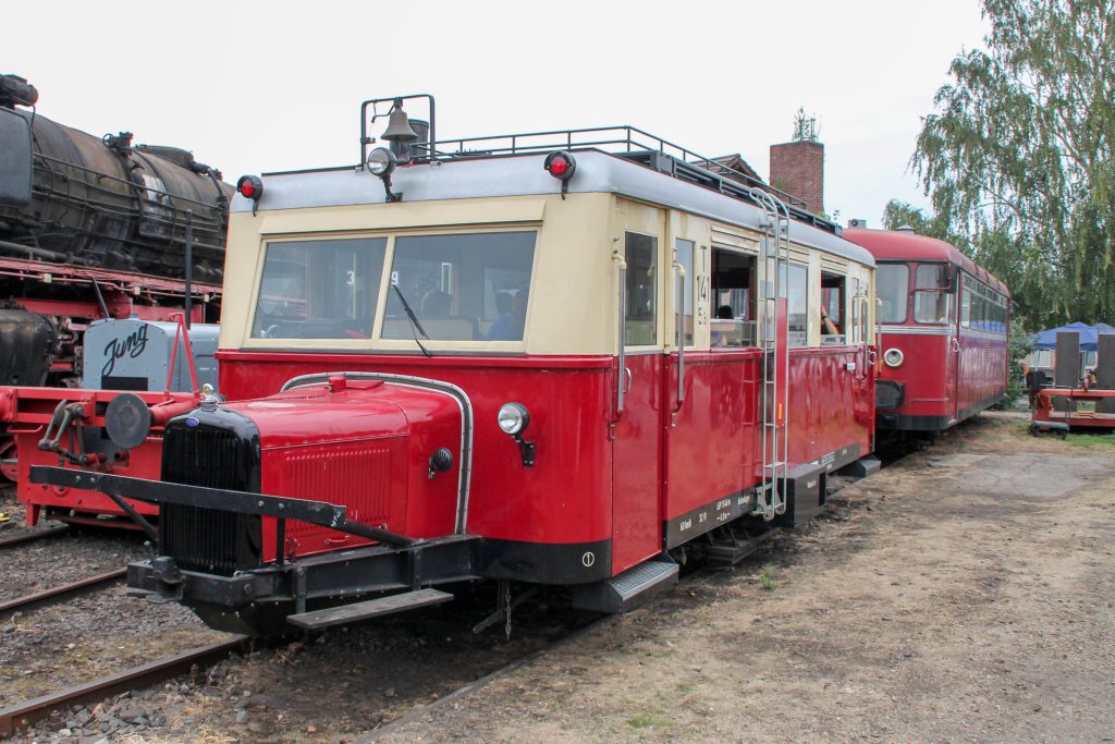 Ein Wissmarer Schienenbus und 796 744 im Eisenbahnmuseum in Darmstadt-Kranichstein, aufgenommen am 17.09.2016.